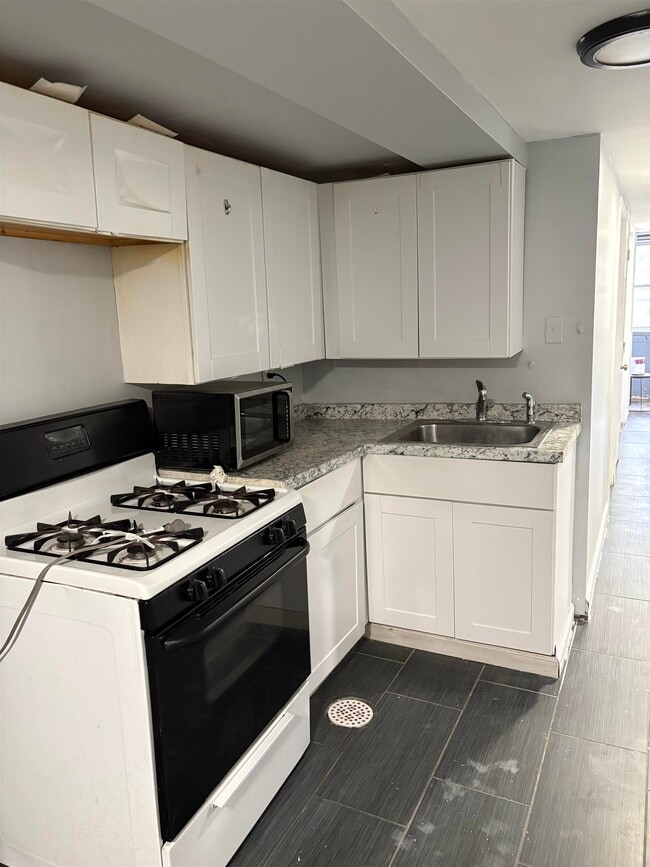 Building Photo - 579 Liberty Ave