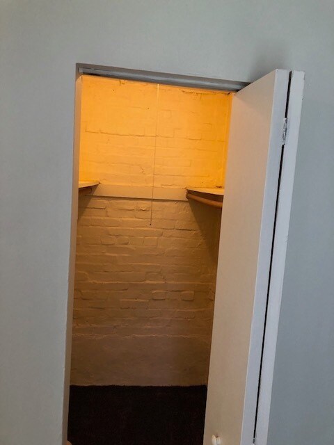 Vestidor - 1308 Fairmont St NW