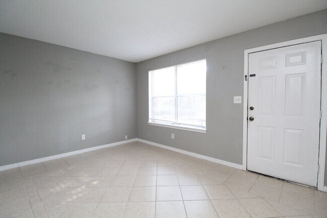 Foto del edificio - Updated 2BR/1.5BA End-Unit Townhome Near N...