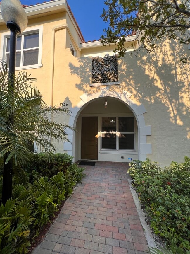 Building Photo - Beautiful 3 Bedroom Townhome in Centra Falls West