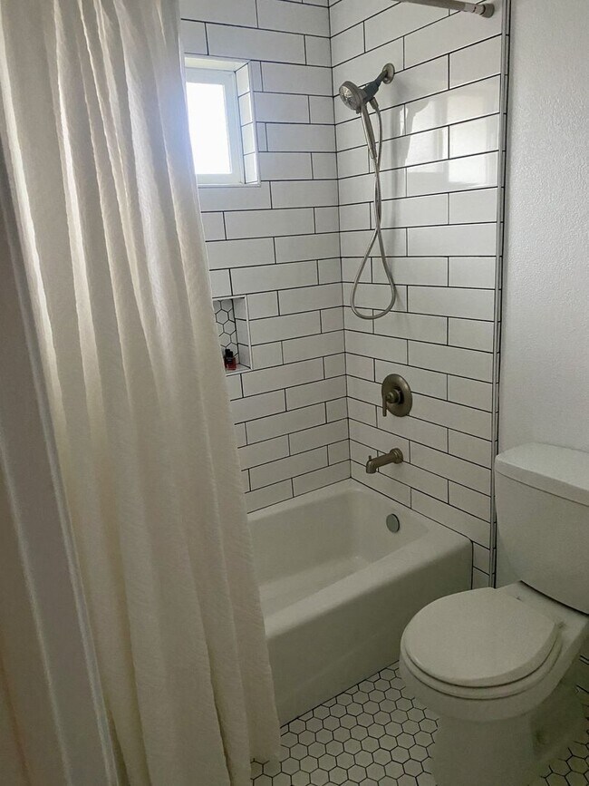 Foto del edificio - Charming 1BD/1BA in Desirable Petaluma Location unfurnished