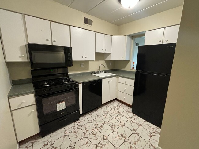 Building Photo - Swallow Hill Condo in Scott Township!