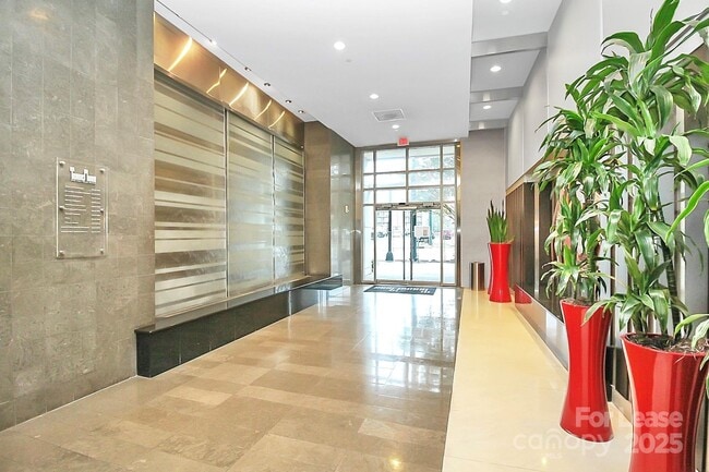 Foto del edificio - 333 W Trade St