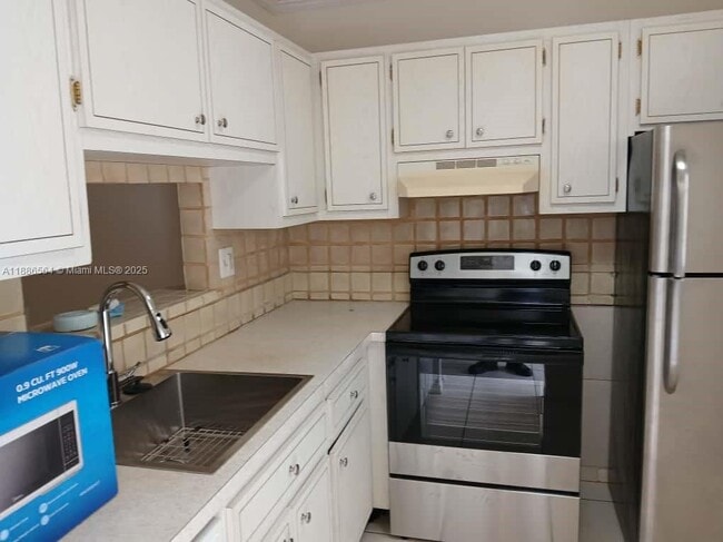 Building Photo - 5181 W Oakland Park Blvd