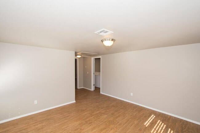 Foto del edificio - 1/1 Retreat! Very Spacious Open Floor Plan!