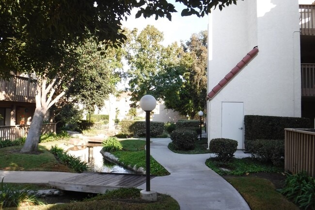 Building Photo - 4831 Lago Dr