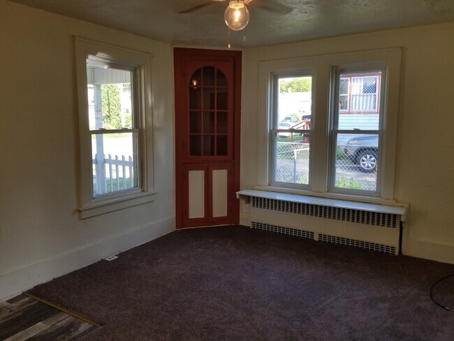 Foto del edificio - Updated 3 Bedroom House with 1st floor lau...