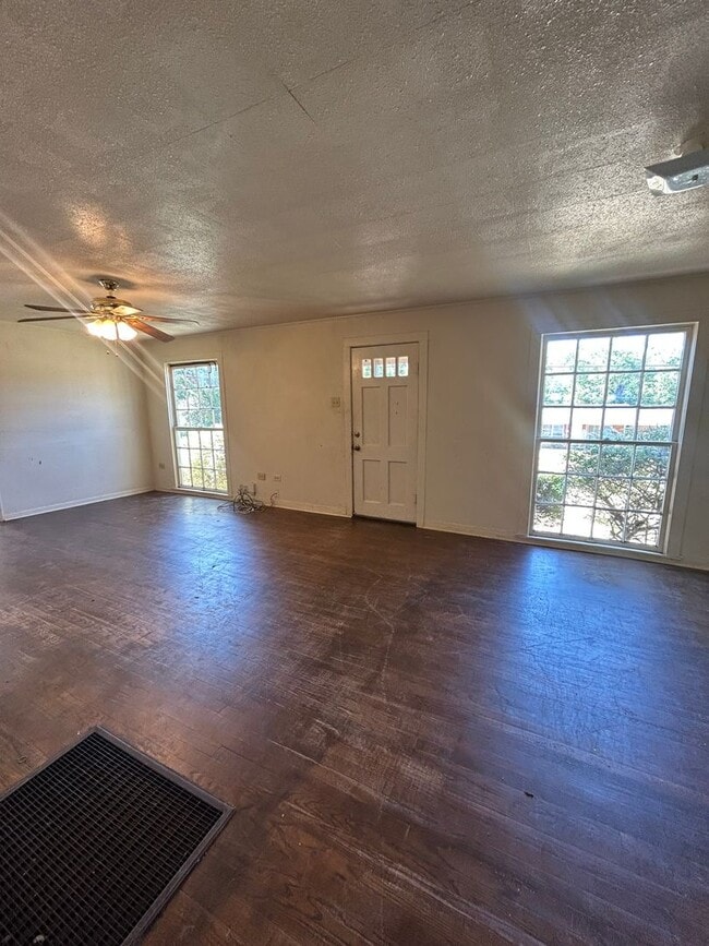 Building Photo - 612 Madison St