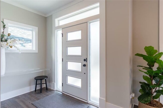 Building Photo - 704 W 45th St