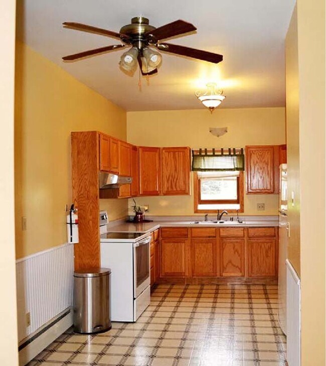 Building Photo - Home Coming Available - Kaukauna Northside