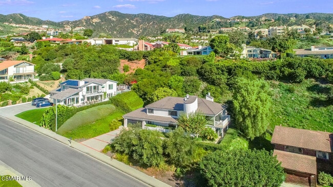 Building Photo - 3824 Malibu Country Dr