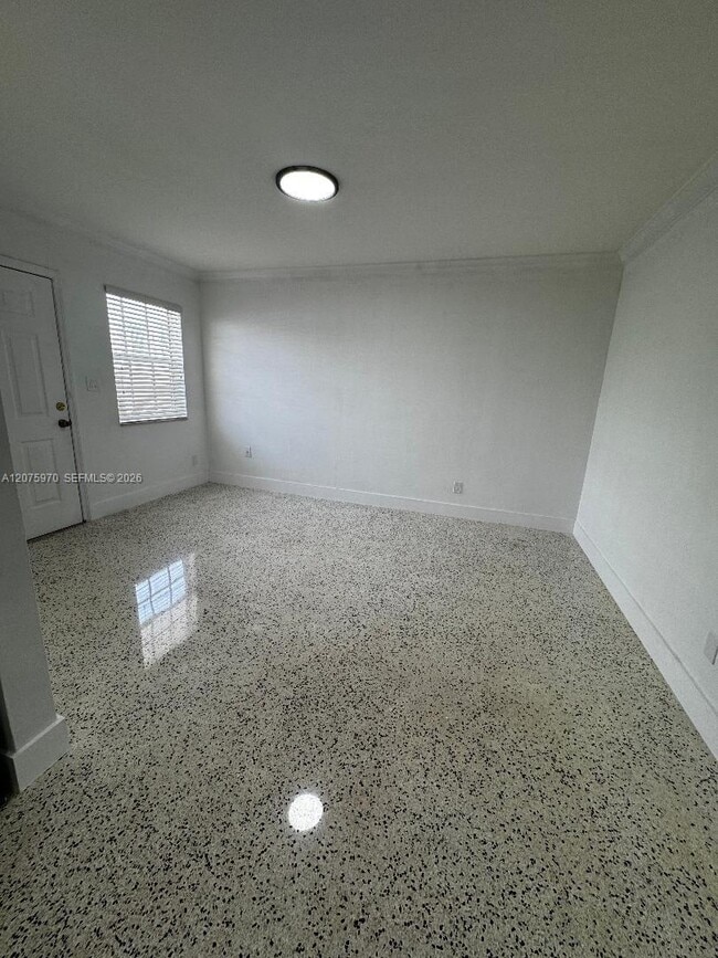 Building Photo - 2725 SW 25th St
