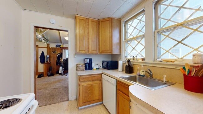 Building Photo - Beautiful Woodwork in this Charming Old Home