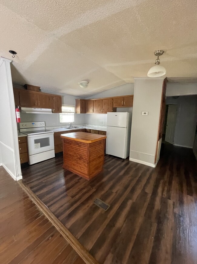 Foto del edificio - 65 Two Lynn Dr