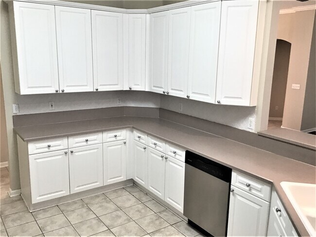 Foto del edificio - 587 Oakmont Dr