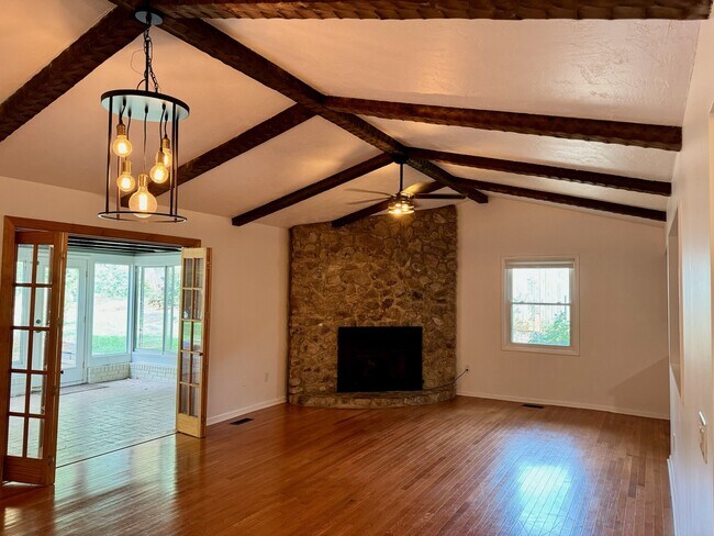 Great Room with propane fireplace. Living and dining area with vaulted ceilings. - 6111 Northlakes Dr