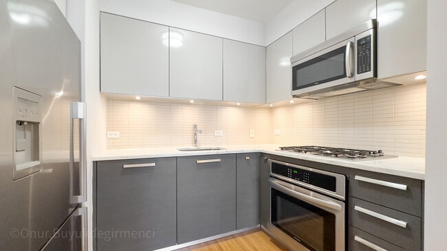 Building Photo - 505 W 47th St
