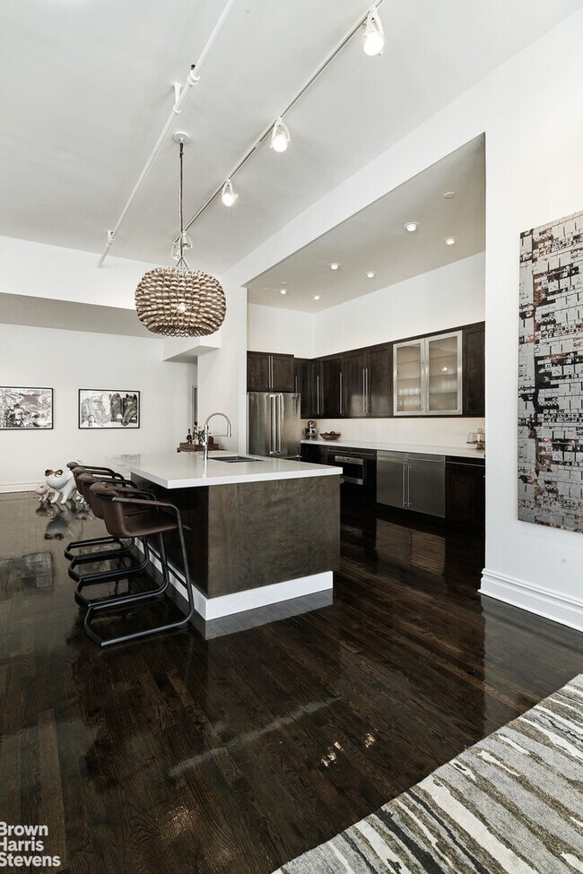 Building Photo - Sprawling SoHo Loft!