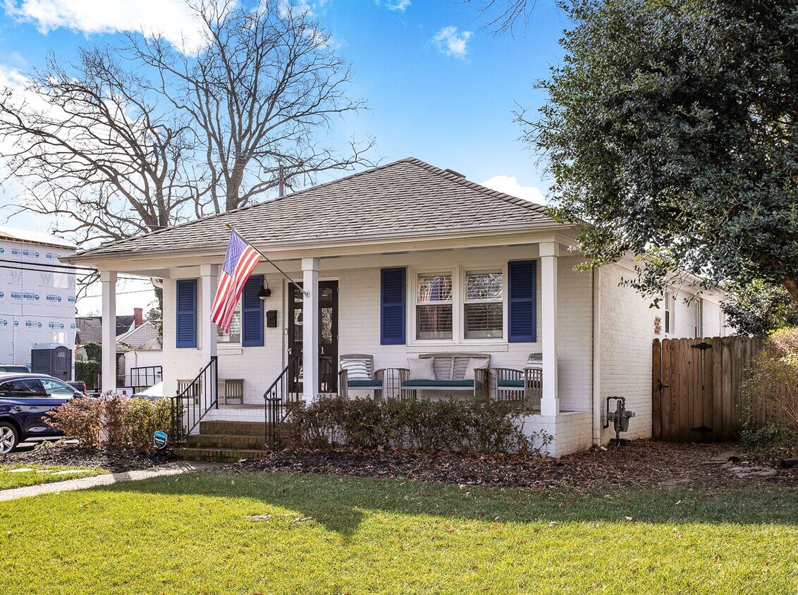 Primary Photo - Beautiful Bungalow in Willow Lawn