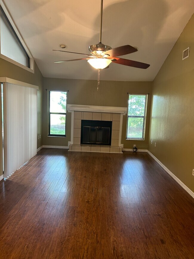 Building Photo - LOVELY 3BED, 2 BATH HOME