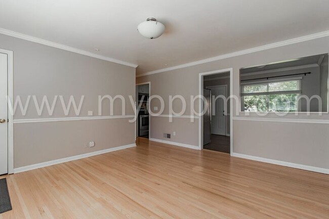 Foto del edificio - 7462 Rogers Rd