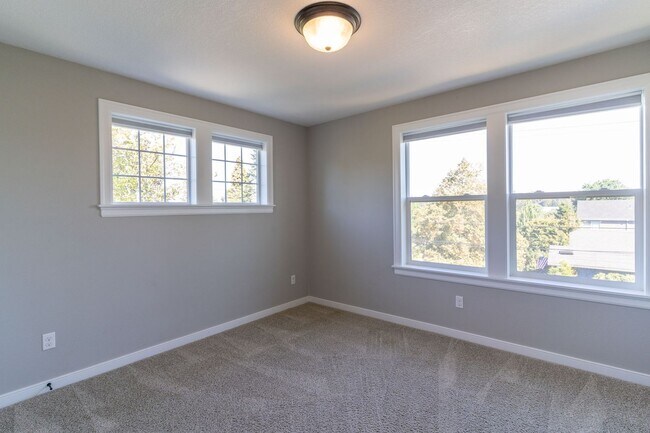 Foto del edificio - LUXURY SELLWOOD HOME! PHENOMENAL LOCATION ...