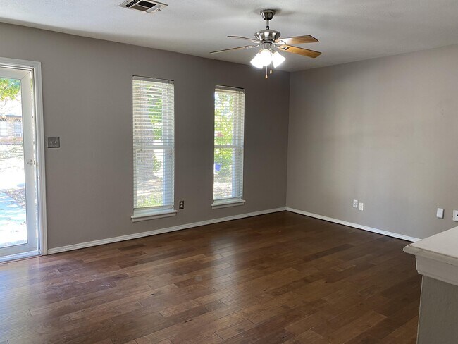Building Photo - 1612 Farmington Ave