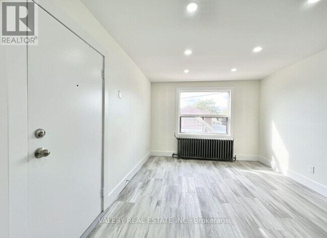 Building Photo - 15 Stavebank Rd S