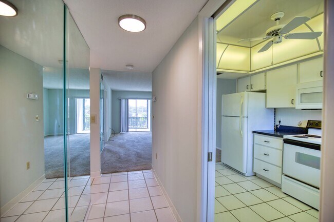 Foto del edificio - Annual Unfurnished 2 Bedroom 2 Bathroom Co...