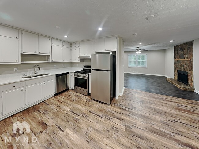 Building Photo - 1224 Classic Dr NE