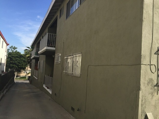 Driveway to Car Ports and Rear Parking - 218 E Hyde Park Blvd