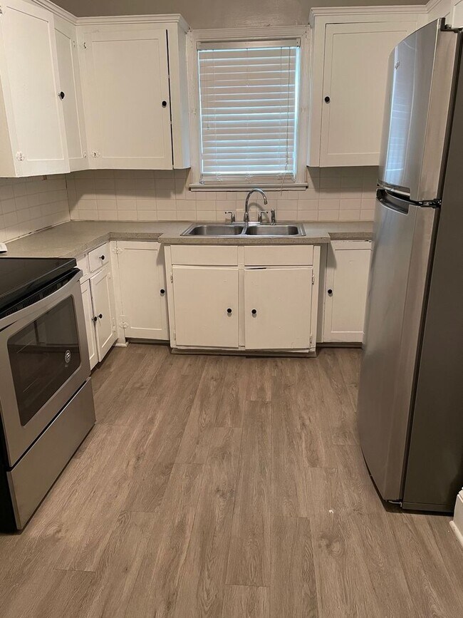 Foto del edificio - August Special- Renovated Great Two Bedroo...