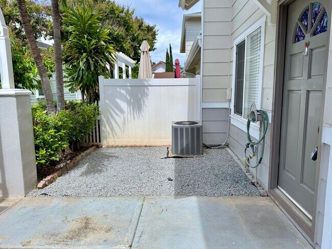 Building Photo - Stunning 3-bedroom and 2.5-bathroom Townho...