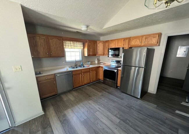 Building Photo - 3 bed 1 bath with huge backyard