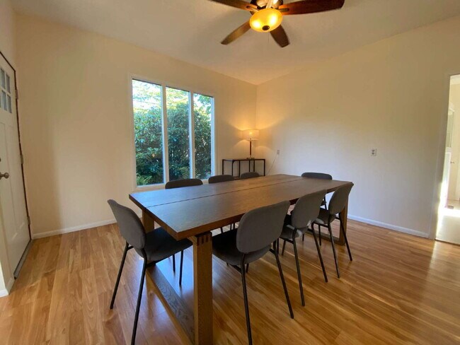 Foto del edificio - Rustic 4-Bed, 2-Bath Home in Happy Valley ...