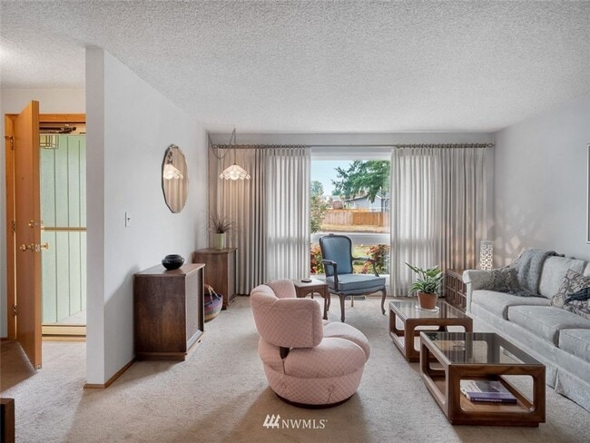 Foto del edificio - Charming 3-Bedroom Home with Fresh Updates