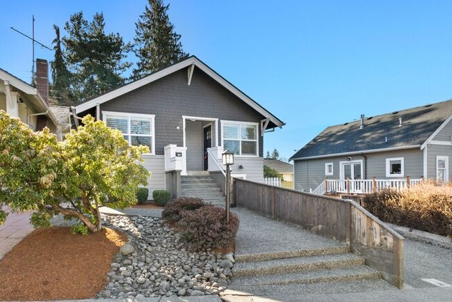 Building Photo - Gorgeous AIR CONDITIONED West Seattle Char...