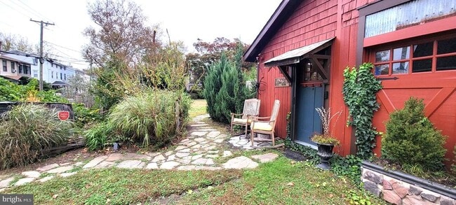 Building Photo - 264 Lake St