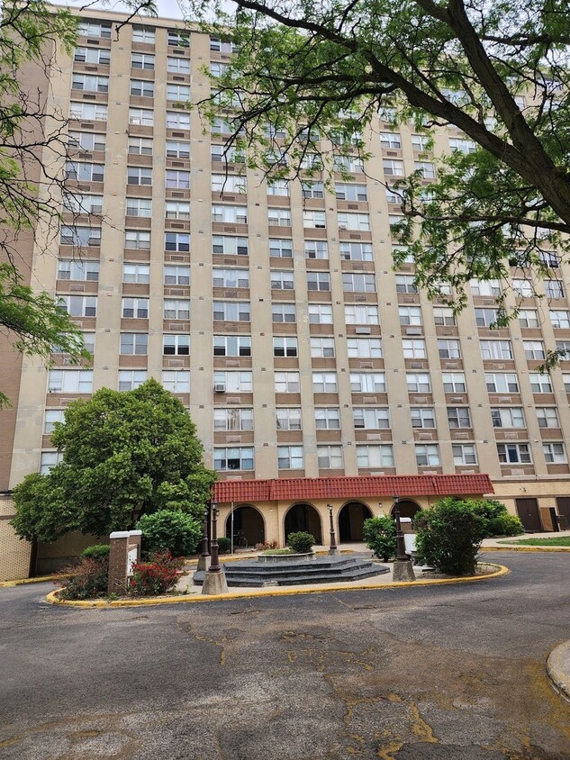 Primary Photo - 4300 W Ford City Dr