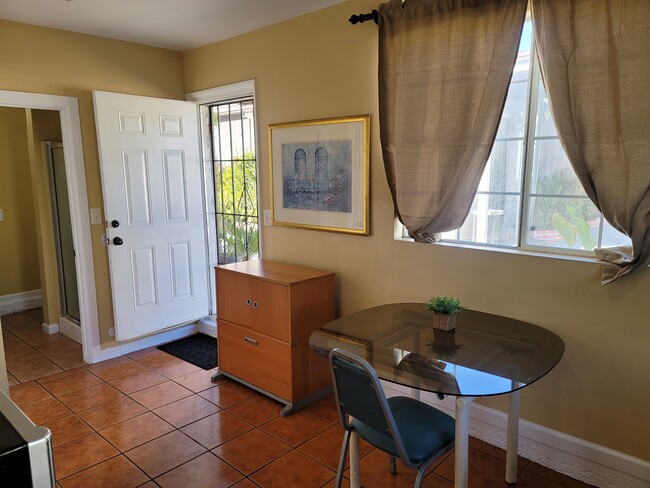 Foto del edificio - 12877 Glenoaks Blvd