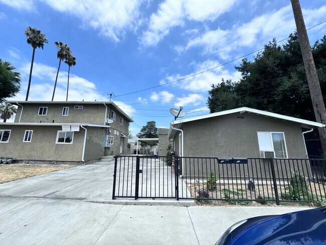 Building Photo - Newly Renovated 3 Bed, 3 Bath Ground Floor...
