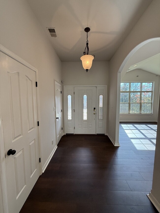 Foto del edificio - Spacious 3 BR with a fenced in backyard