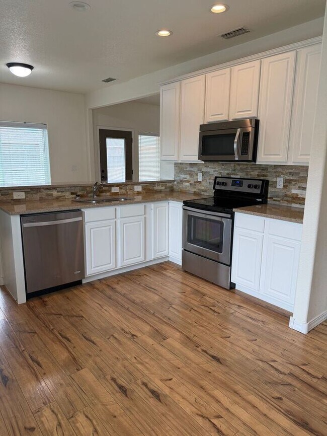 Foto del edificio - Beautiful Newly Renovated 3 Bedroom 2 Bath Home