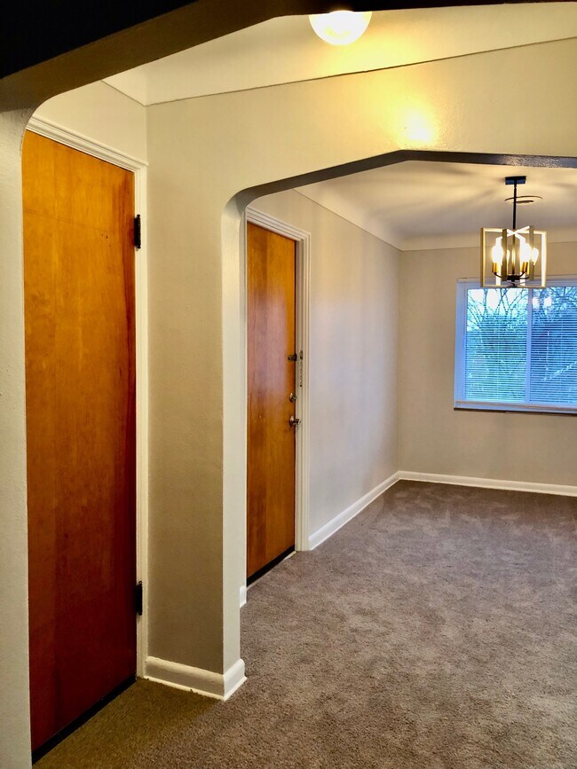 entry foyer to unit - 3028 Pemberton Dr