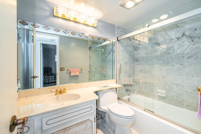 Foto del edificio - 9500 N Hollybrook Lake Dr