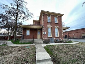 Building Photo - 1403 W Boone Ave