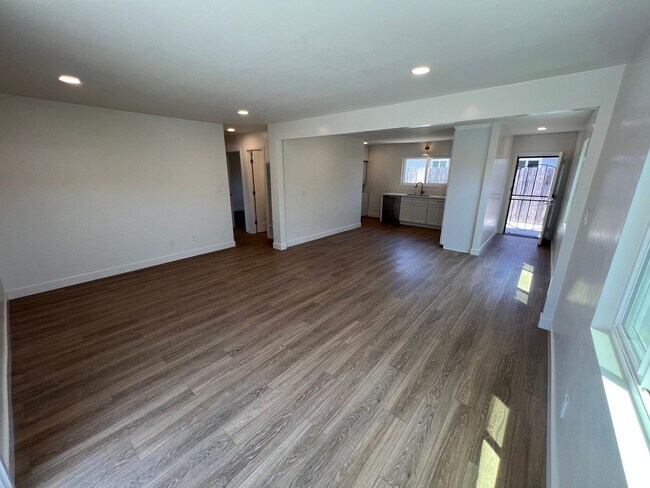 Building Photo - **Newly Renovated 2BDRM/1BTH with in unit ...