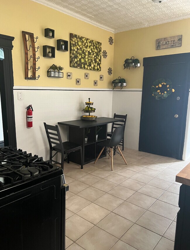 Comer en la cocina - 283 Clifton Ave