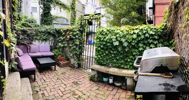 Private fensed in Patio - 1535 Lombard St