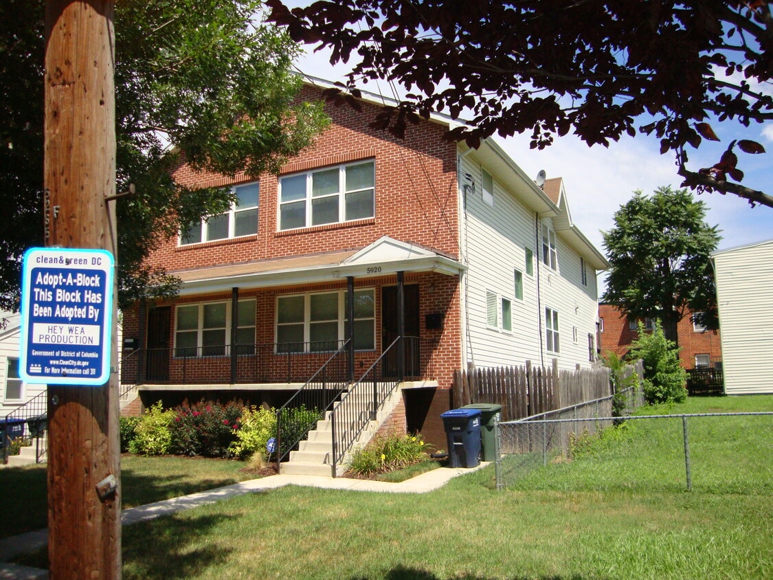 Vista frontal - 5920 Clay St NE